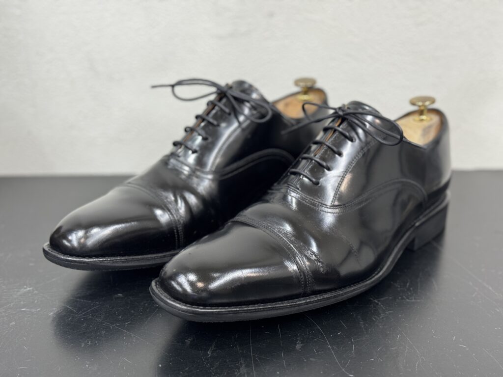 修理後のREGALストレートチップを俯瞰で撮影した仕上がり。トップリフト交換と靴紐交換で清潔感と品格が戻った状態