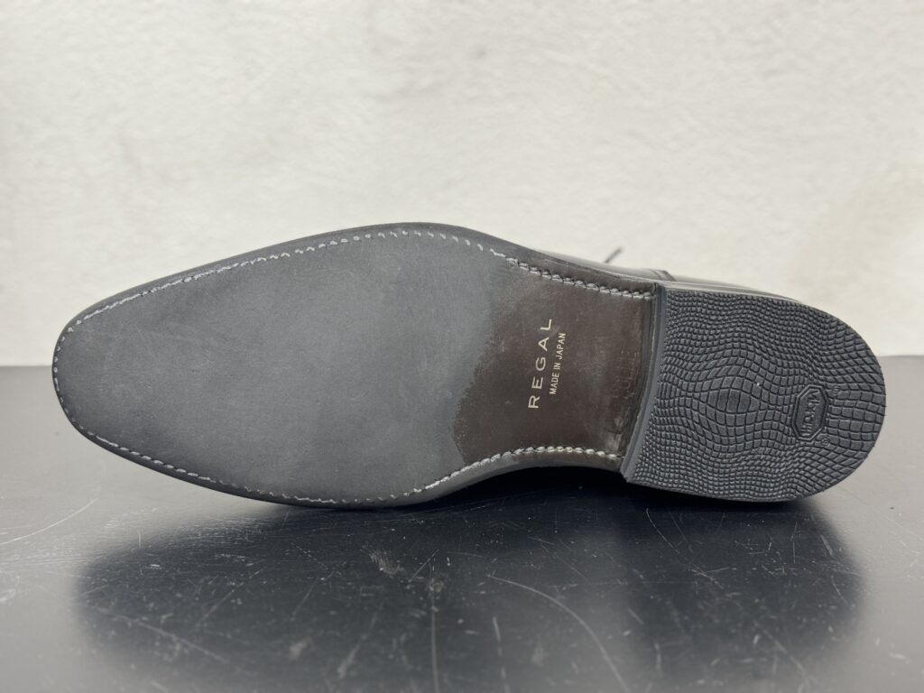 修理後のアウトソール。新しいトップリフトが装着され、グリップと耐久性が向上した状態