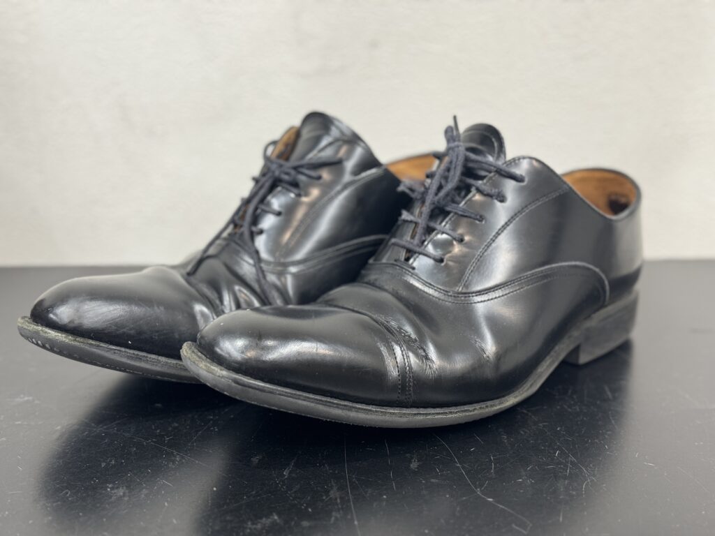 修理前のREGALストレートチップを俯瞰で撮影した様子。靴全体に履きジワと経年使用が見られる状態