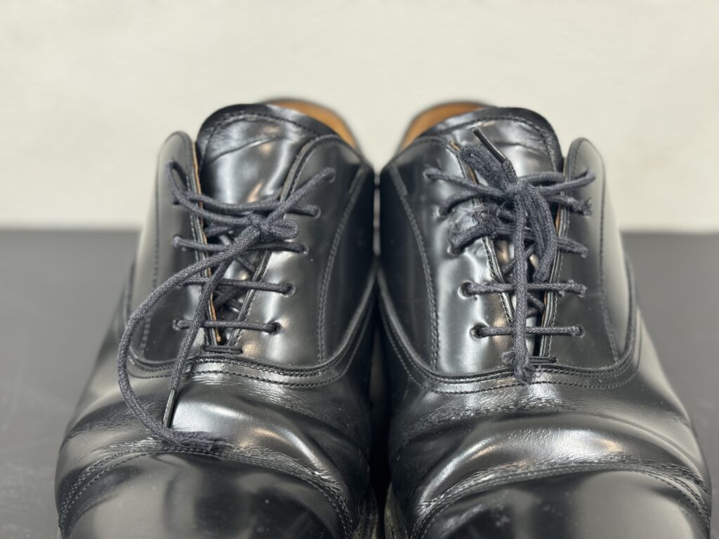 劣化した靴紐の状態。毛羽立ちやヨレが発生し見た目の印象が損なわれている様子