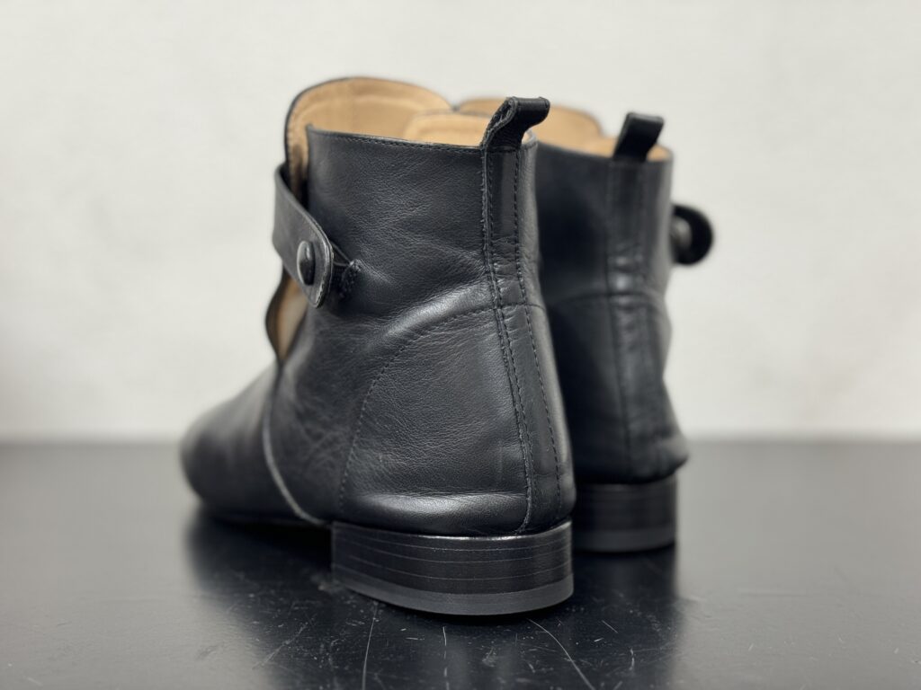 修理後のレペットブーツを背面から撮影した写真。ヒールの層とシルエットの一体感が確認できる。