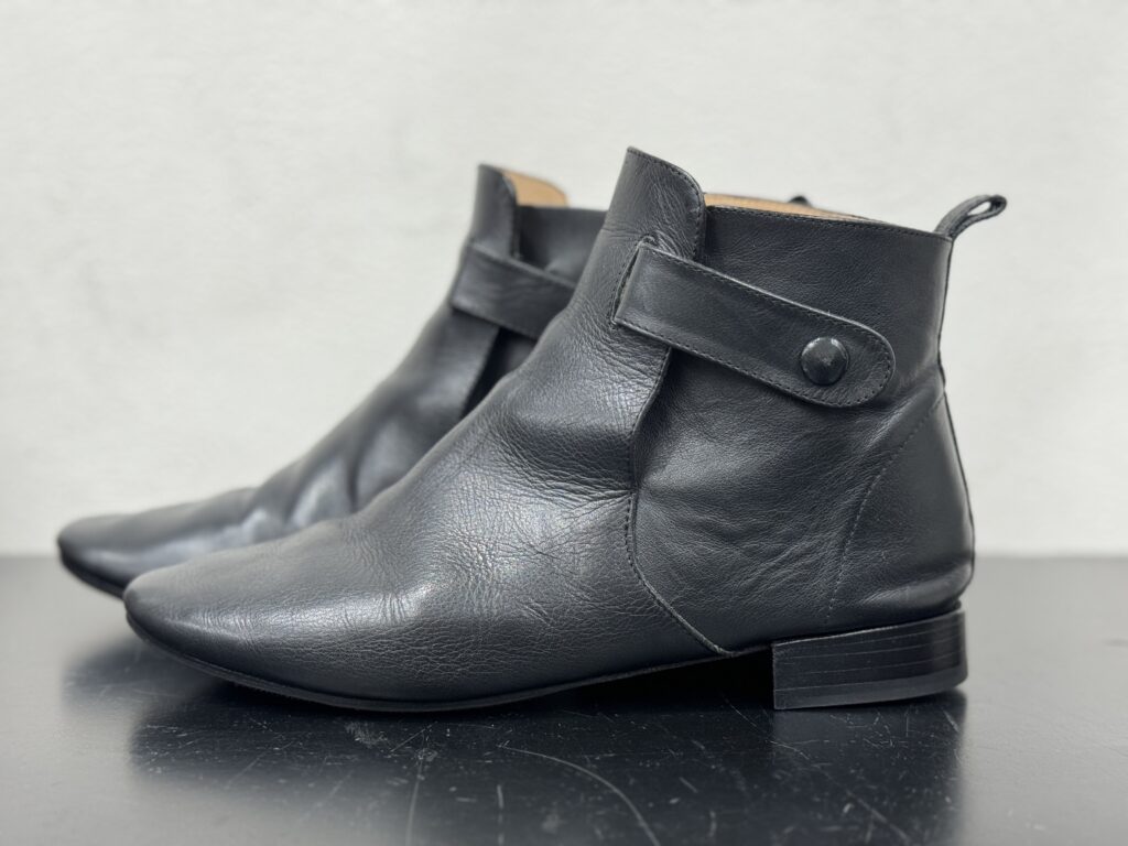 修理後のレペットブーツを俯瞰で撮影した写真。ヒールラインが自然に整っている。