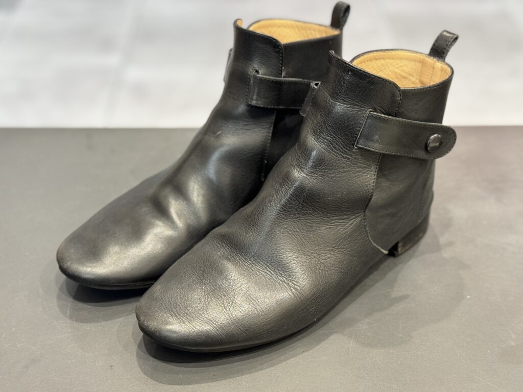 レペットのレザーブーツ修理前の俯瞰写真。ローヒールでストラップが特徴的なデザイン。