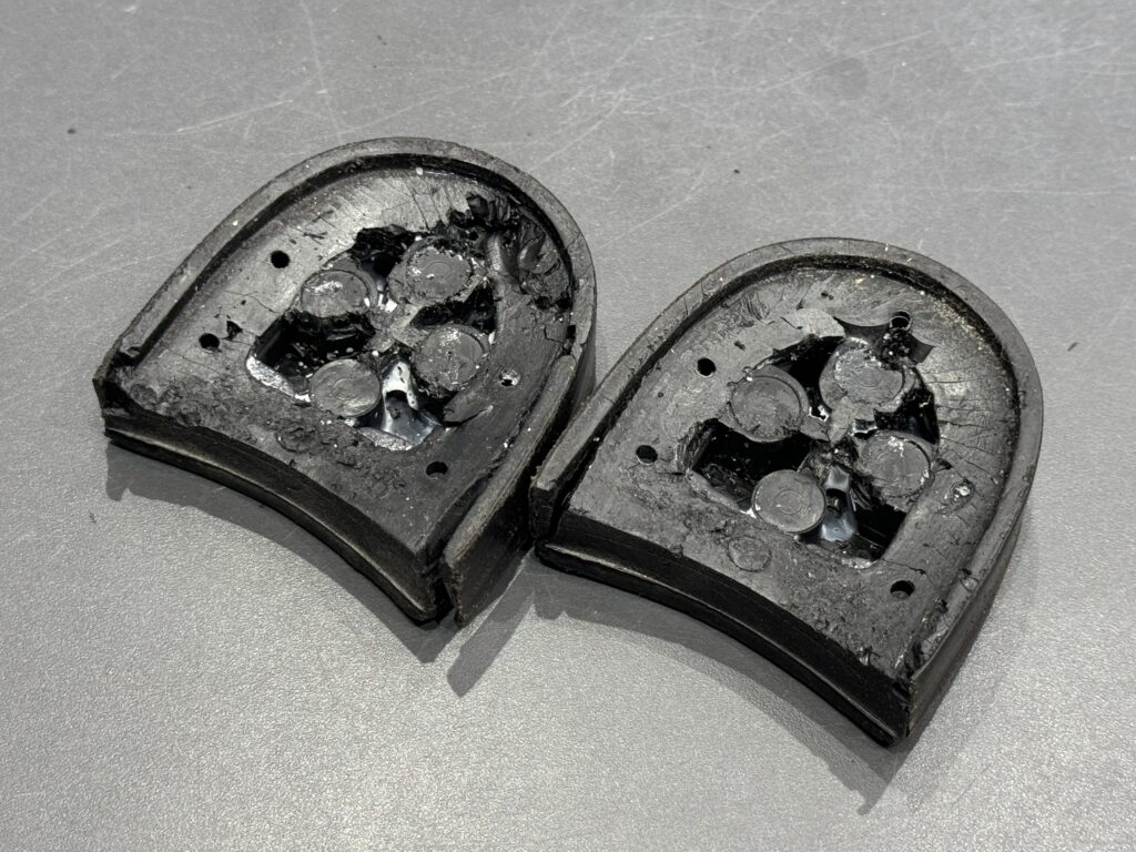 レペットのブーツのヒールブロックが加水分解で崩れ内部構造が露出している状態。