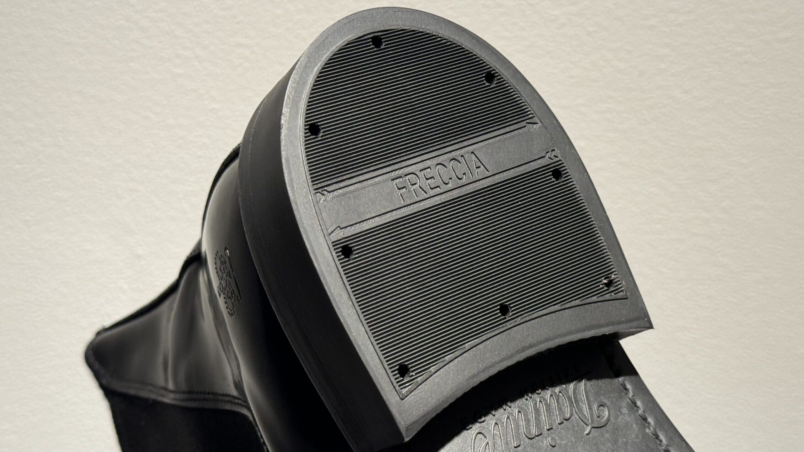 修理後のサンダース、ブロックヒールクローズアップ。アイキャッチ用。