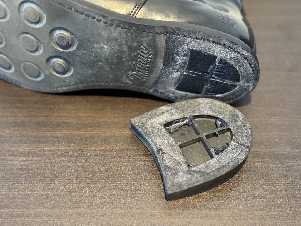 元のブロックヒールが取れてしまっている様子