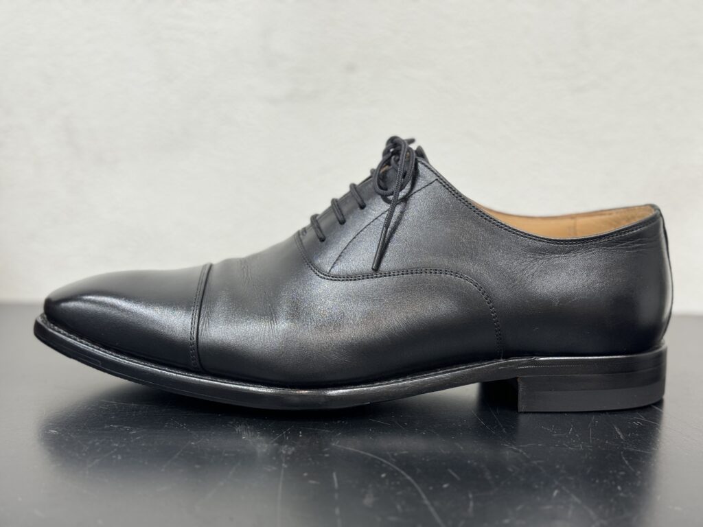 スコッチグレインの修理後の横からの写真。サイドシルエットが引き締まり、つま先の補修が外観に影響なく仕上がっている