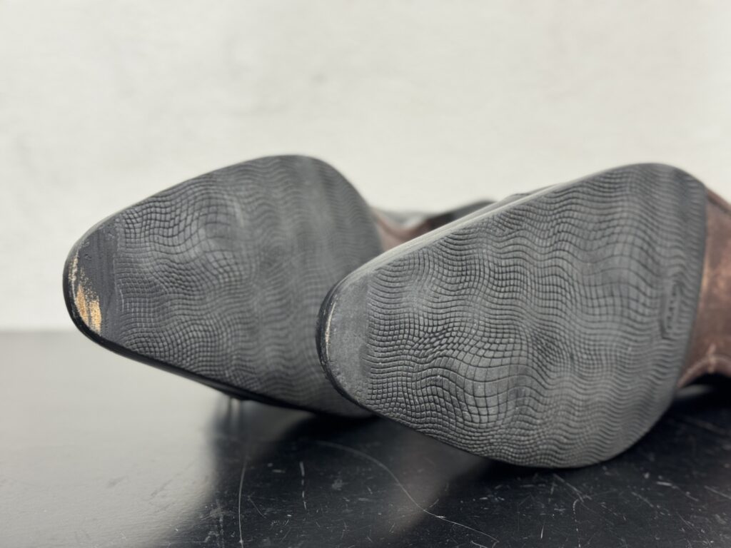 スコッチグレインの靴底を裏返し、つま先部分の摩耗が大きく進んでいる様子を写した写真。ゴム跡の減りと露出したレザーが確認できる
