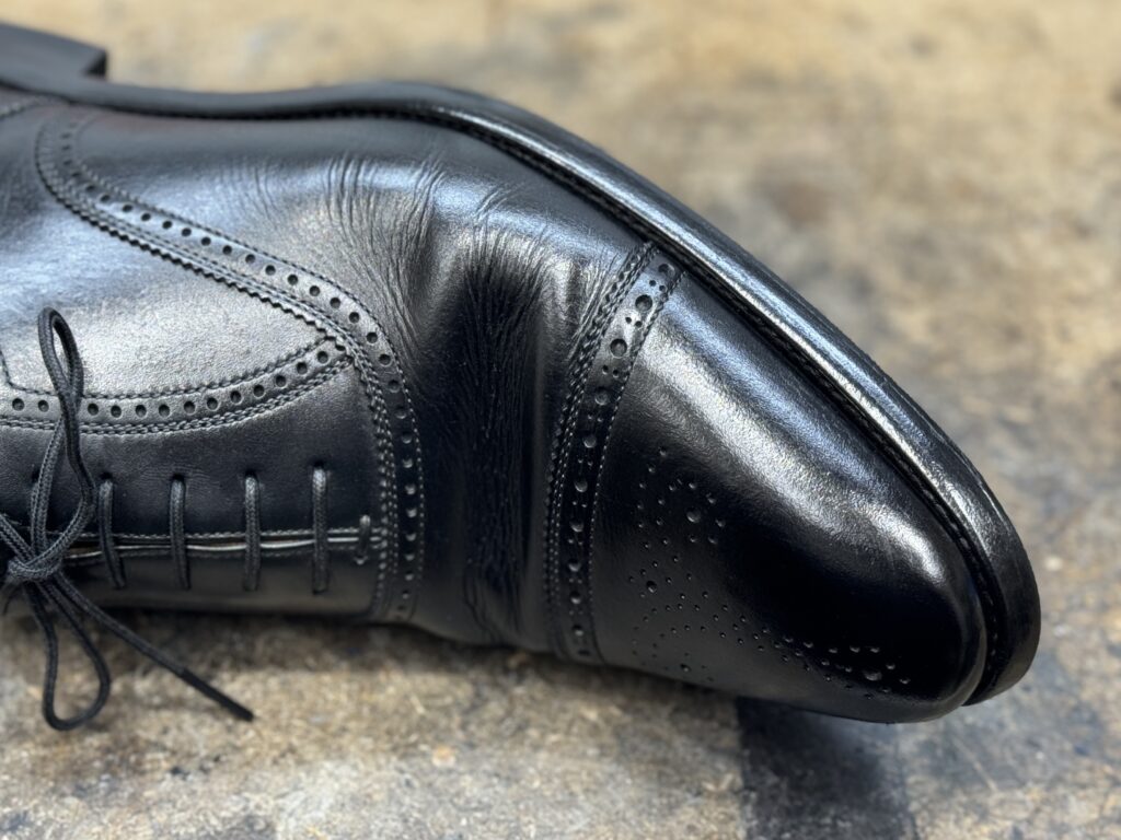 スコッチグレインのつま先側コバ。丸みを帯びたラインを再現し、自然な立体感が表現されている。