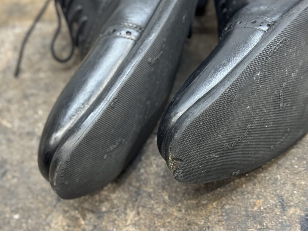 スコッチグレインのつま先部。ハーフラバー先端が欠け、下地がわずかに露出している状態。