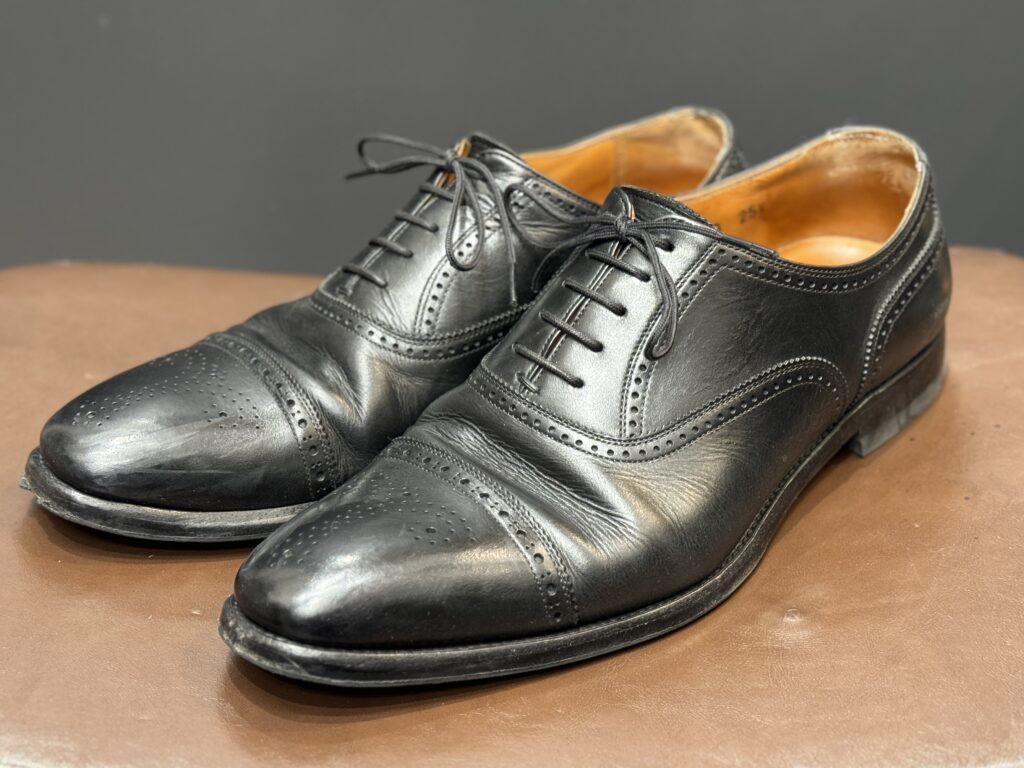 スコッチグレインのキャップトゥシューズ、修理前の全体像。履き皺とソールの摩耗が見られる状態。