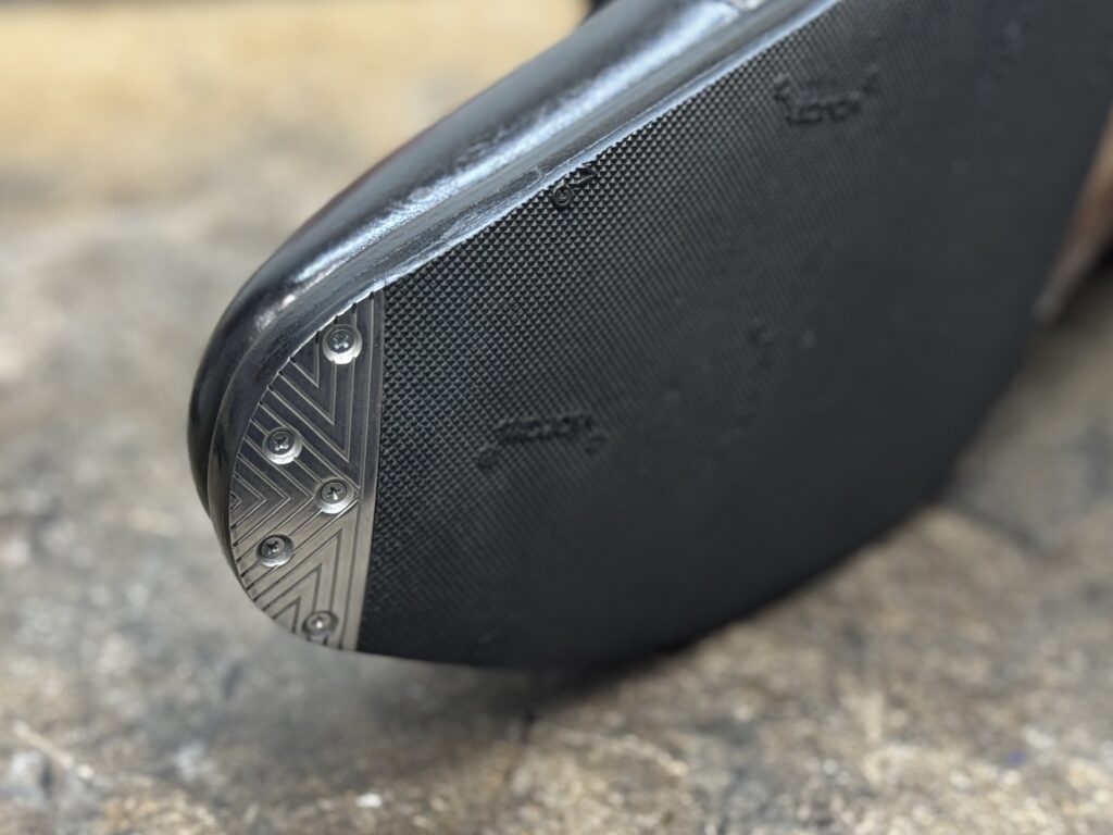 スコッチグレインのつま先にトースチールを装着した様子。均整の取れた取り付けが見える。