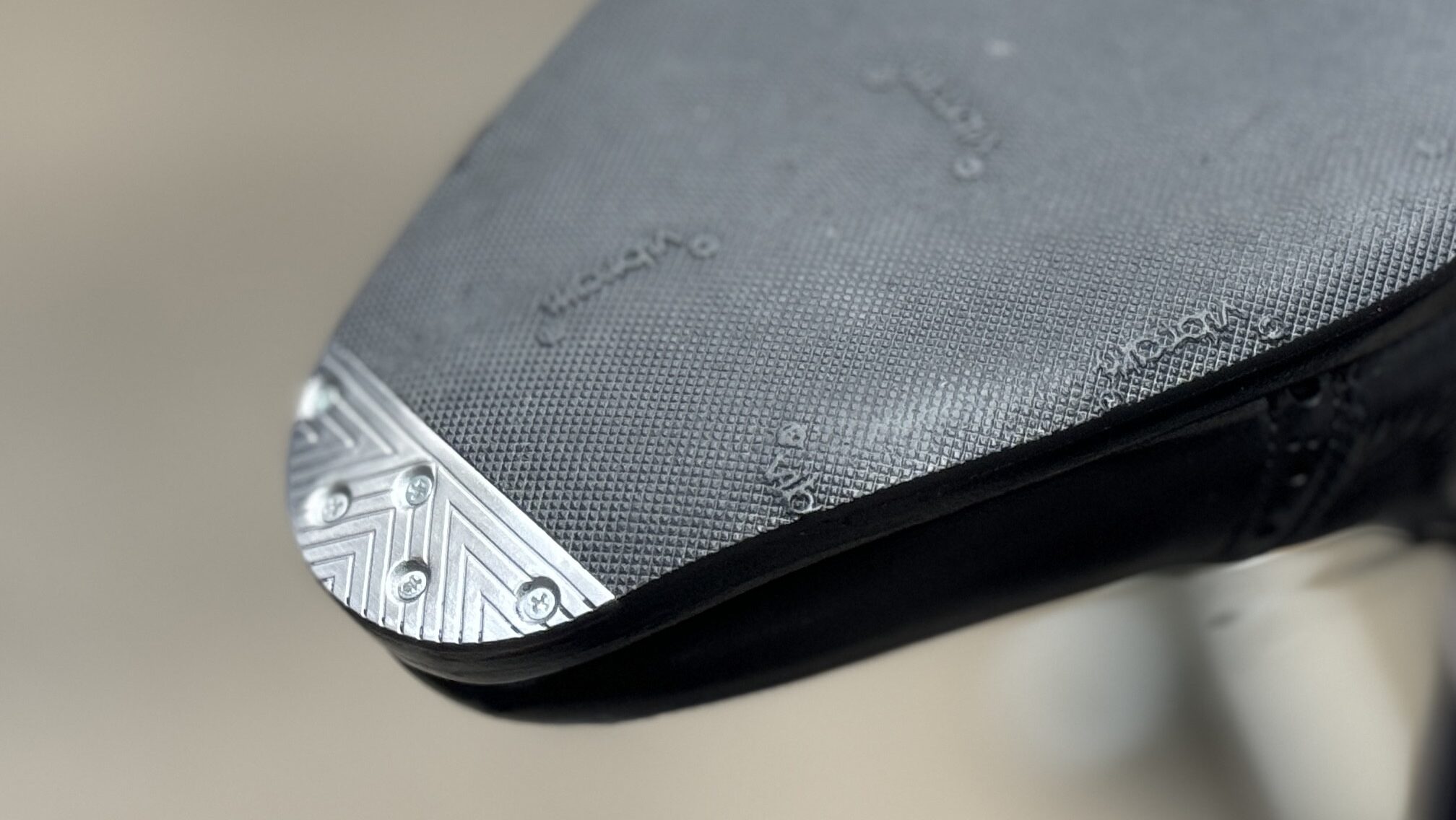 装着後のトースチールを接写。メタルの輝きとラバー面との境界が美しく整えられている。