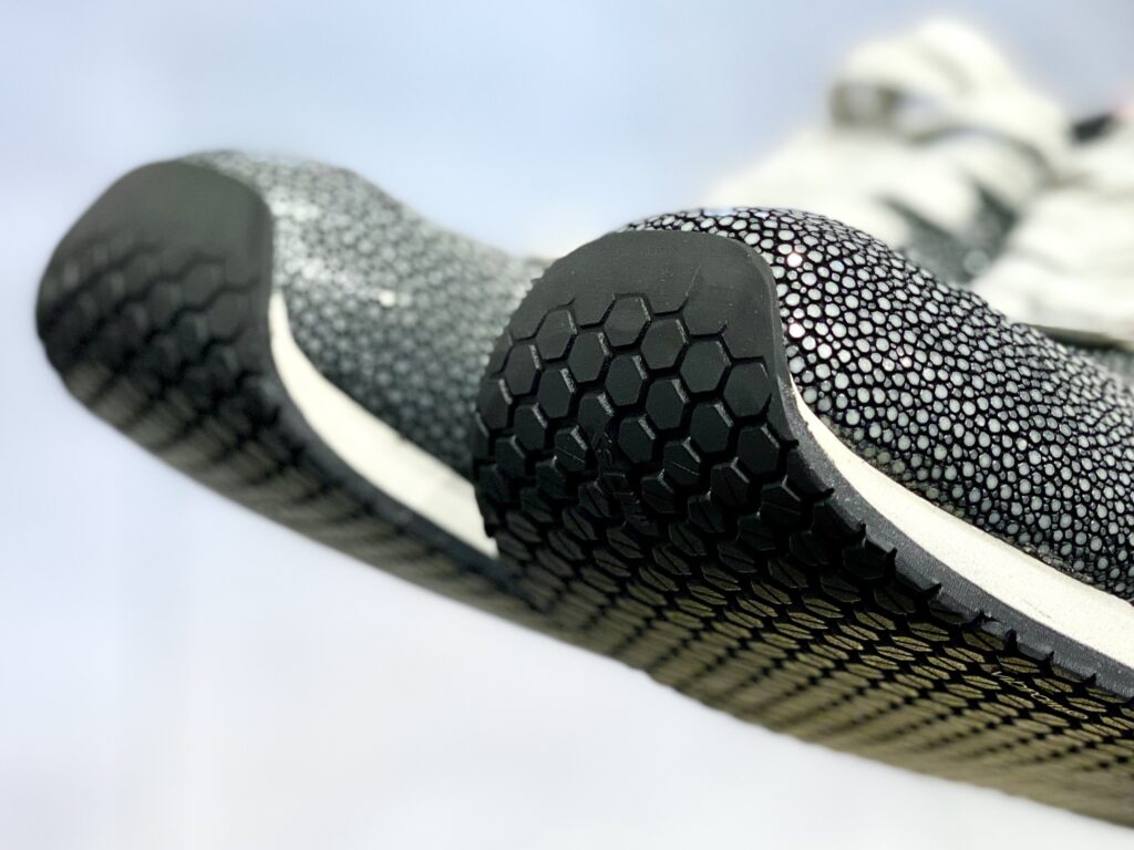 エイ革スニーカーのつま先と接地面をVibram #7120で補強。捲り構造に合わせ薄く削り落とし密着とデザイン性を両立。