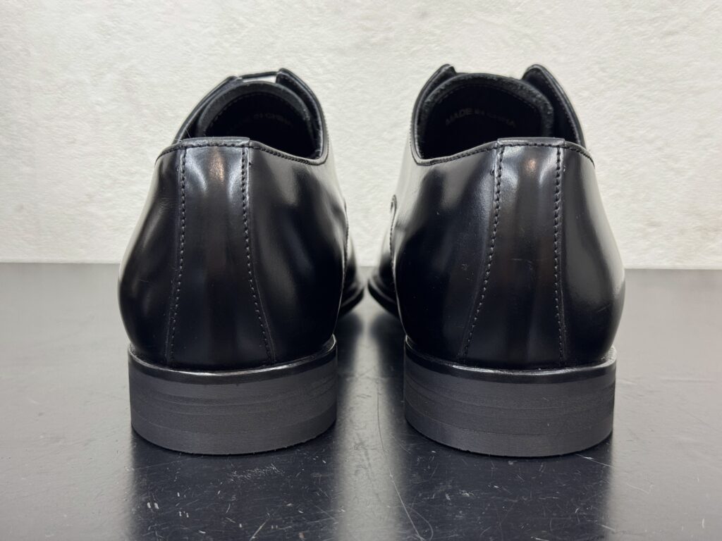 かかと上部から靴全体を後ろ向きに撮影し、ヒール周りの仕上がりが確認できる完成後の状態。