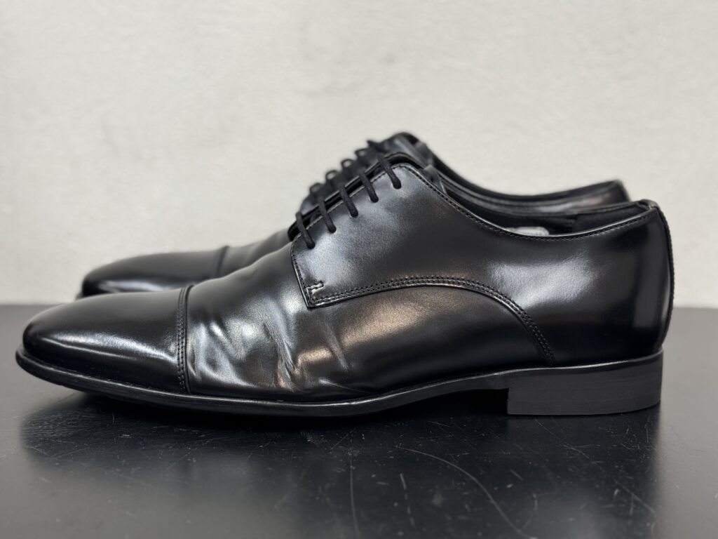 修理後の黒のストレートチップを側面から撮影し、磨きとソールの整いが際立つ仕上がり。