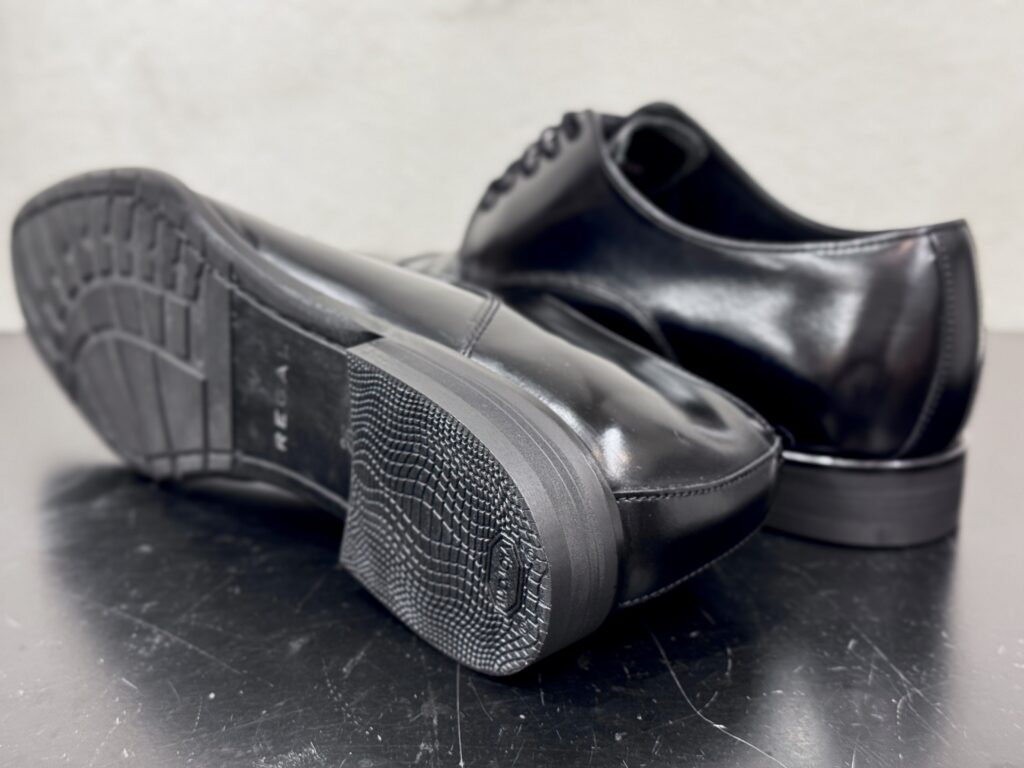 修理後のソール面を写し、Vibram5340リフトの装着とソール全体の整った仕上げが見える。