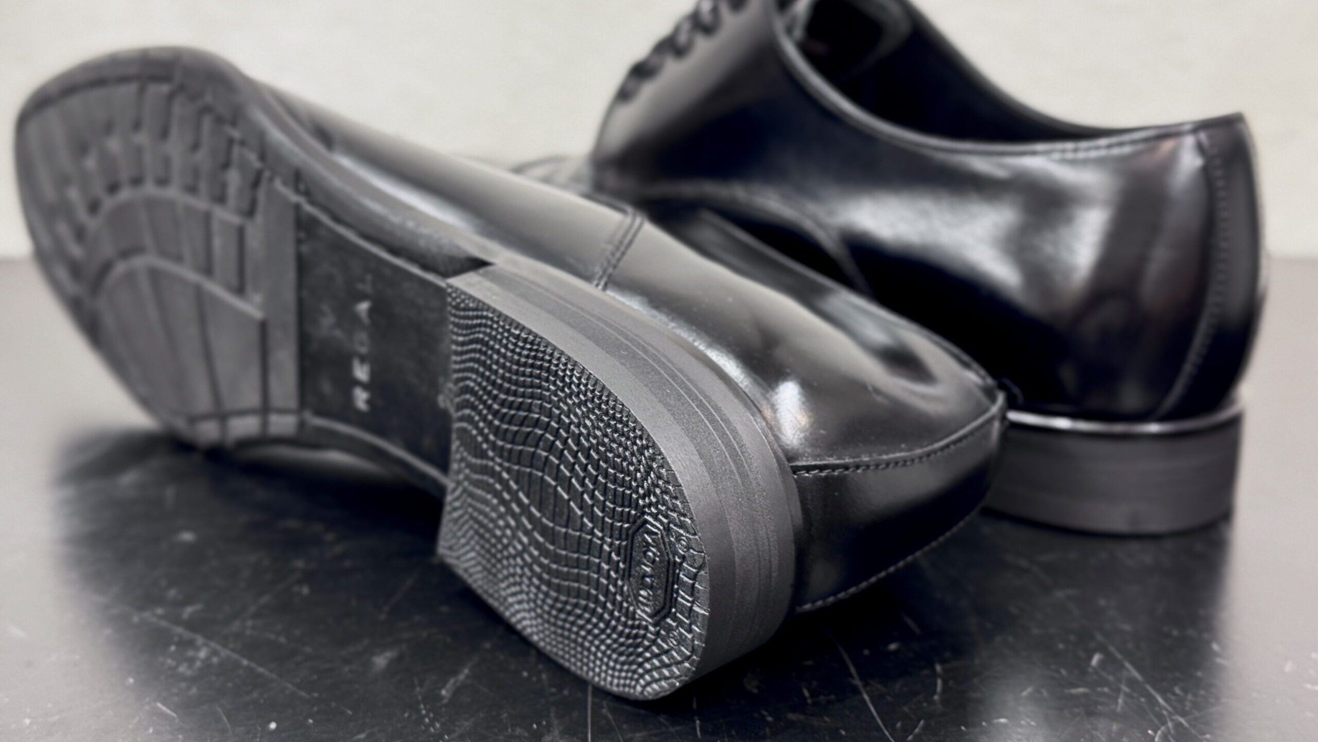 修理後のソール面を写し、Vibram5350リフトの装着とソール全体の整った仕上げが見える。アイキャッチ用。