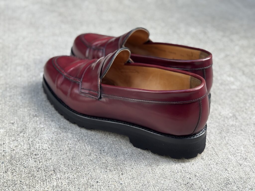 Vibram#528Kソールでオールソール後のバーウィックのローファー後方からの外観