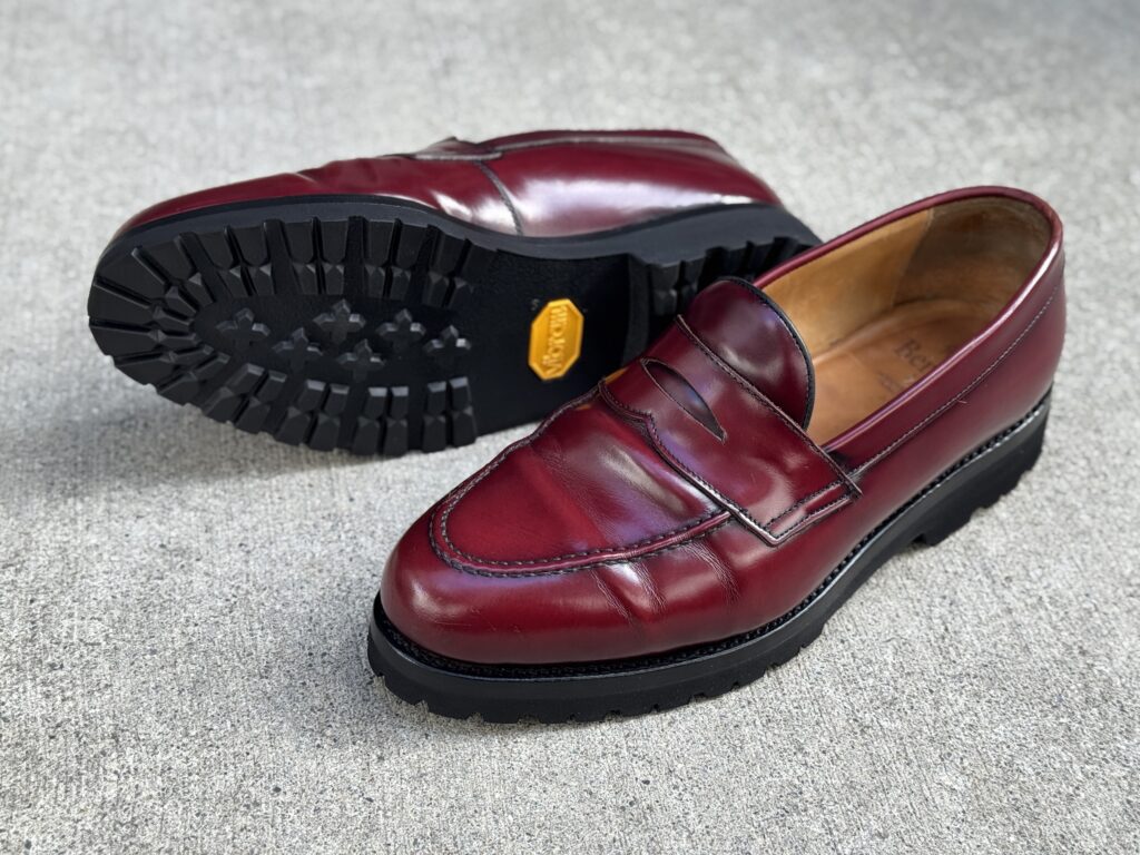 オールソール後のバーウィックのローファー。Vibram#528Kソールのボリューム感が確認できる俯瞰写真