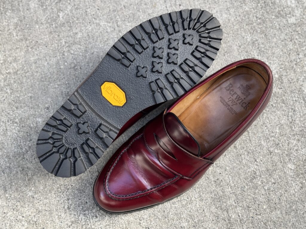 オールソール後のバーウィックのローファー。Vibram#528Kソール面とインソックの状態