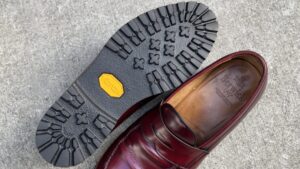 Vibram#528Kソールでオールソール後のバーウィックのローファー。軽量ラグソールとインソックを備えた完成状態
