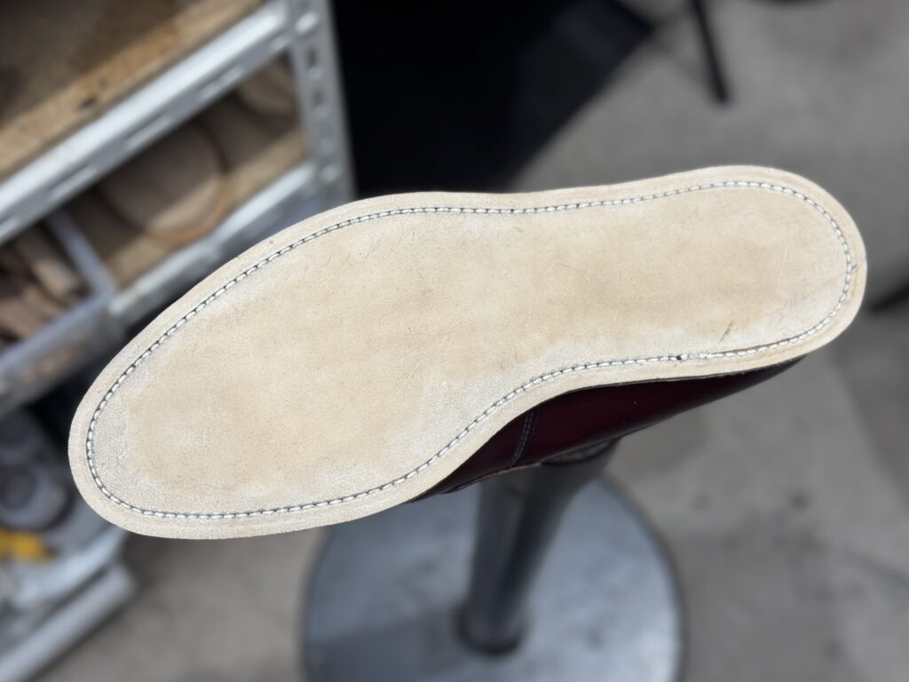 バーウィックのローファーにミッドソールを装着した工程途中の様子