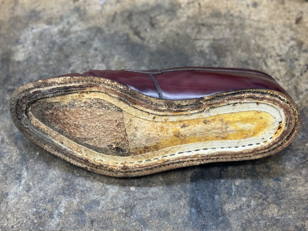 バーウィックのローファーをオールソールのため解体した状態。内部構造が露出している様子