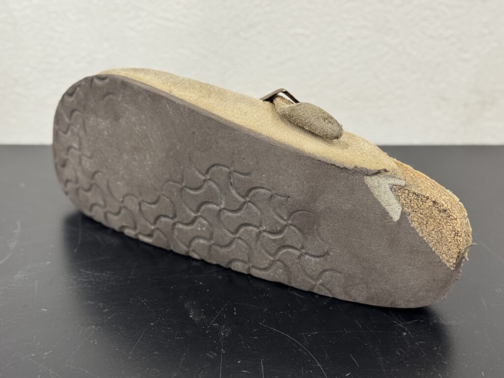 ビルケンシュトック ボストン 修理前｜擦り減ったアウトソールと露出した底材