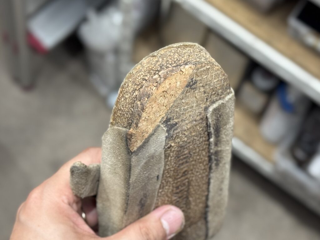 削れたフットベッドにコルクを再充填し、形状とクッション性を補修する工程