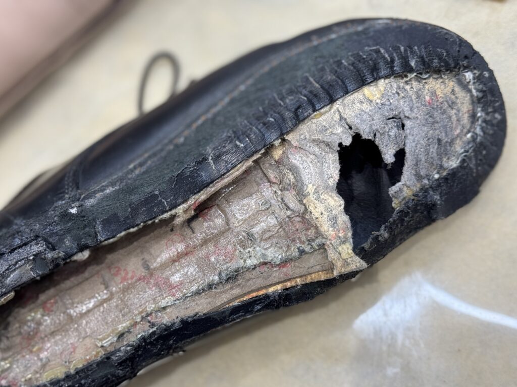 中底が割れ欠損したBIRKENSTOCK GILFORD。紙中底が崩れ、補修・交換の必要性が明確。