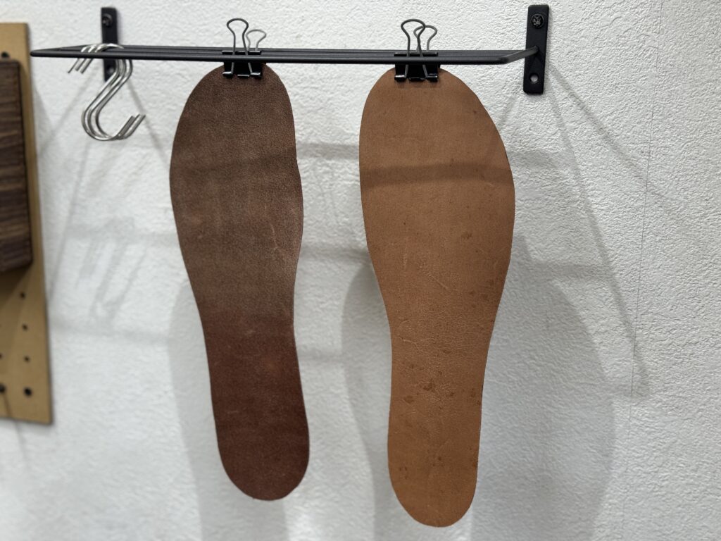 新しく用意した中底用の革素材。交換用として成形前の状態で吊り下げて乾燥させている。