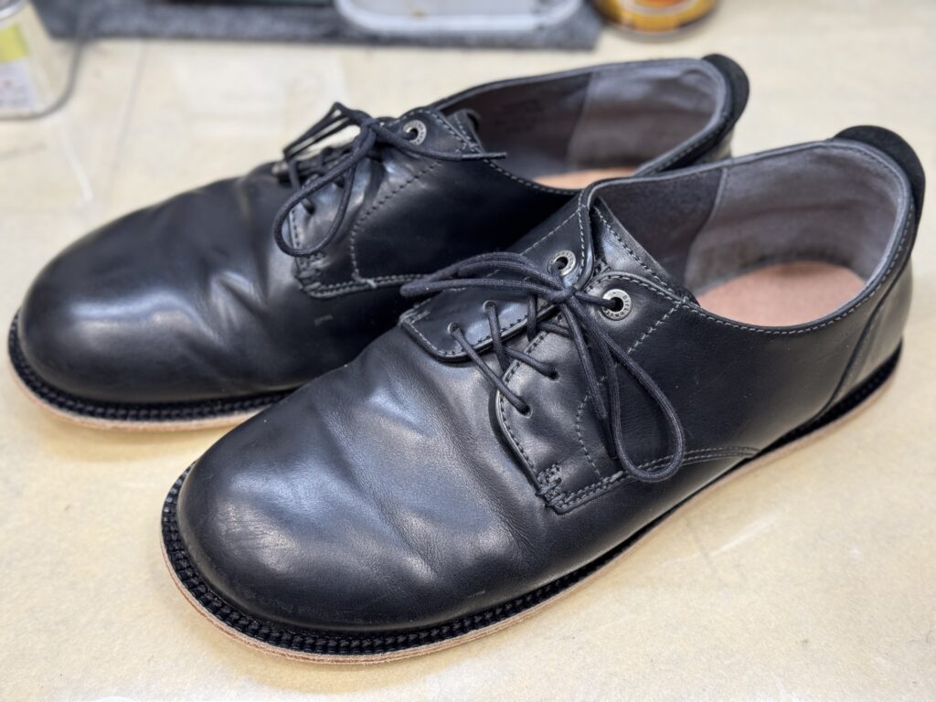 新しい中底と押縁、ミッドソールを取り付けた段階のBIRKENSTOCK GILFORD。再構築の骨格となる工程。