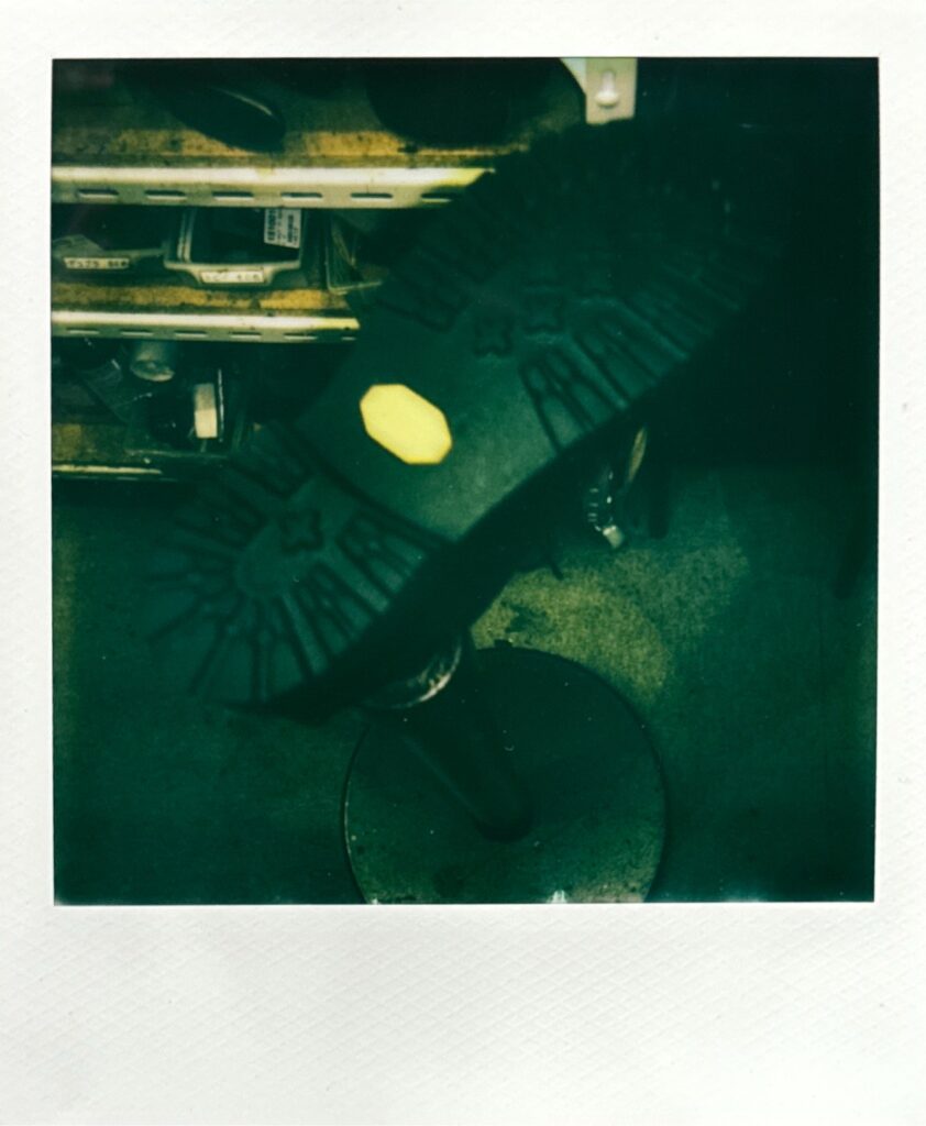 ポラロイドで撮影した修理後のBIRKENSTOCK GILFORDのvibram528Kソール。作業場の空気感ごと記録した写真。