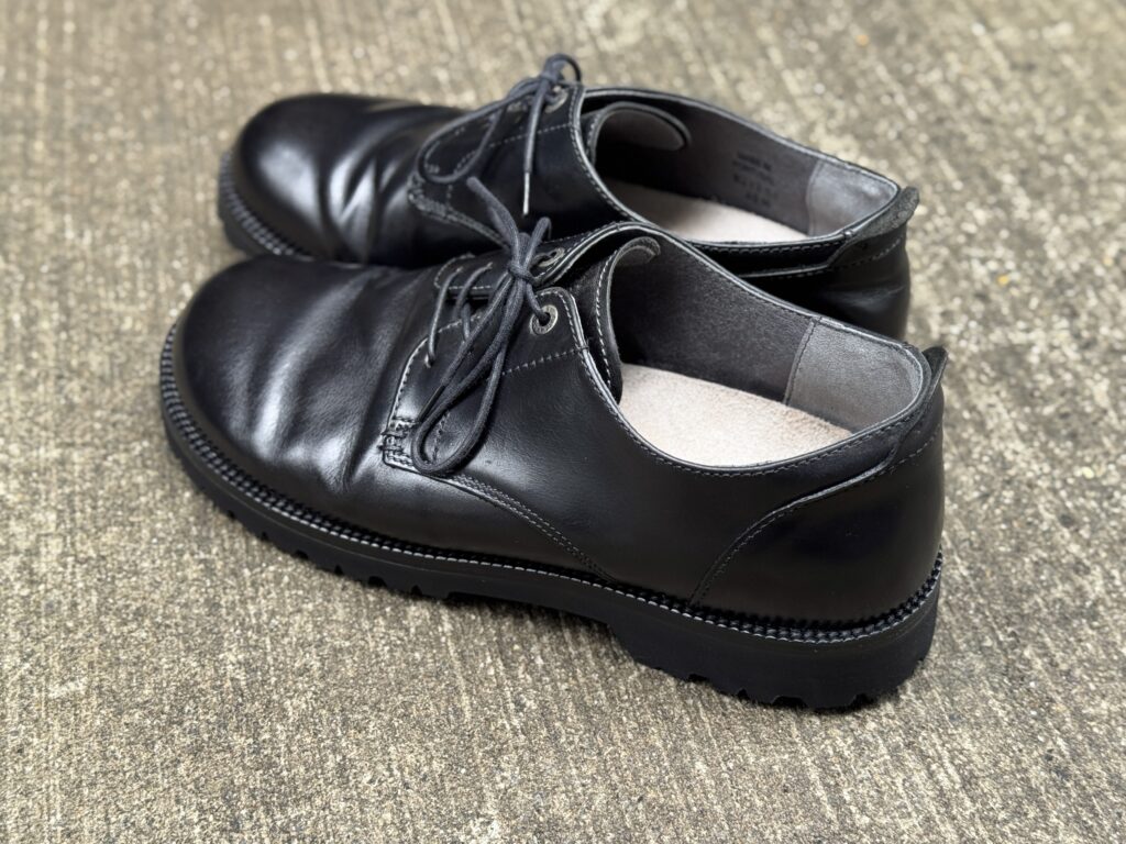 修理後のBIRKENSTOCK GILFORDの後方アングル。踵周りと仕上がりの立体感が分かる構図。