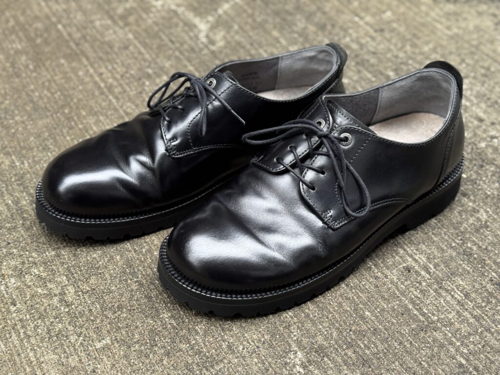 完成後のBIRKENSTOCK GILFORD。アッパーは活かしつつ、足元全体が刷新されている雰囲気。