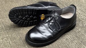 中底交換とオールソールを経て再構築されたBIRKENSTOCK GILFORDの完成後全体像。フットベッドとオブリ―クトーの特徴を活かしつつ、vibram528Kでオリジナルに近い履き心地を維持している。