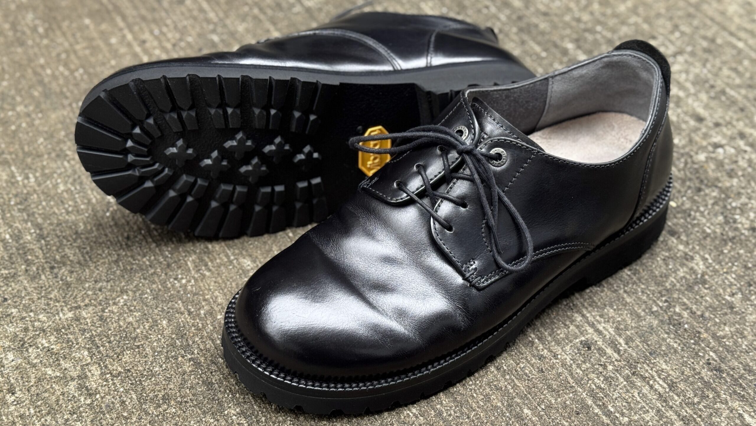 中底交換とオールソールを経て再構築されたBIRKENSTOCK GILFORDの完成後全体像。フットベッドとオブリ―クトーの特徴を活かしつつ、vibram528Kでオリジナルに近い履き心地を維持している。