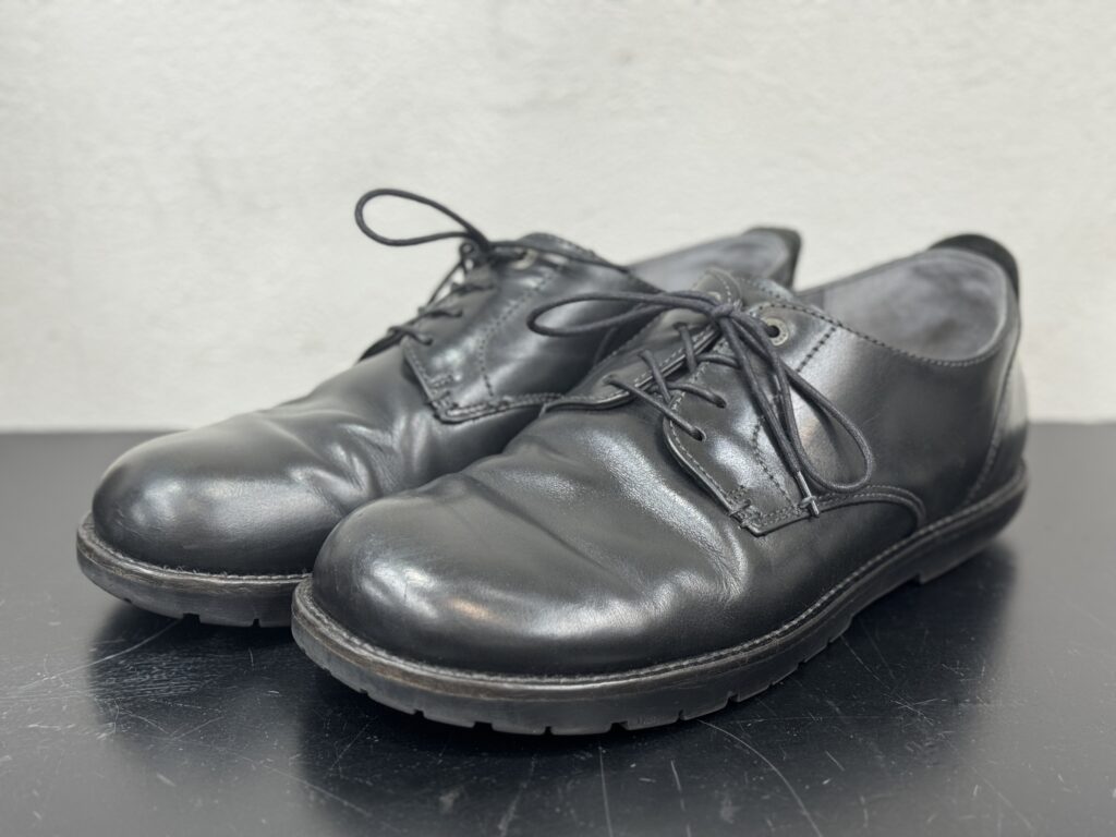 修理前のBIRKENSTOCK GILFORDを俯瞰で撮影した一枚。履き込み跡が濃く、ソール交換前の状態がわかる。