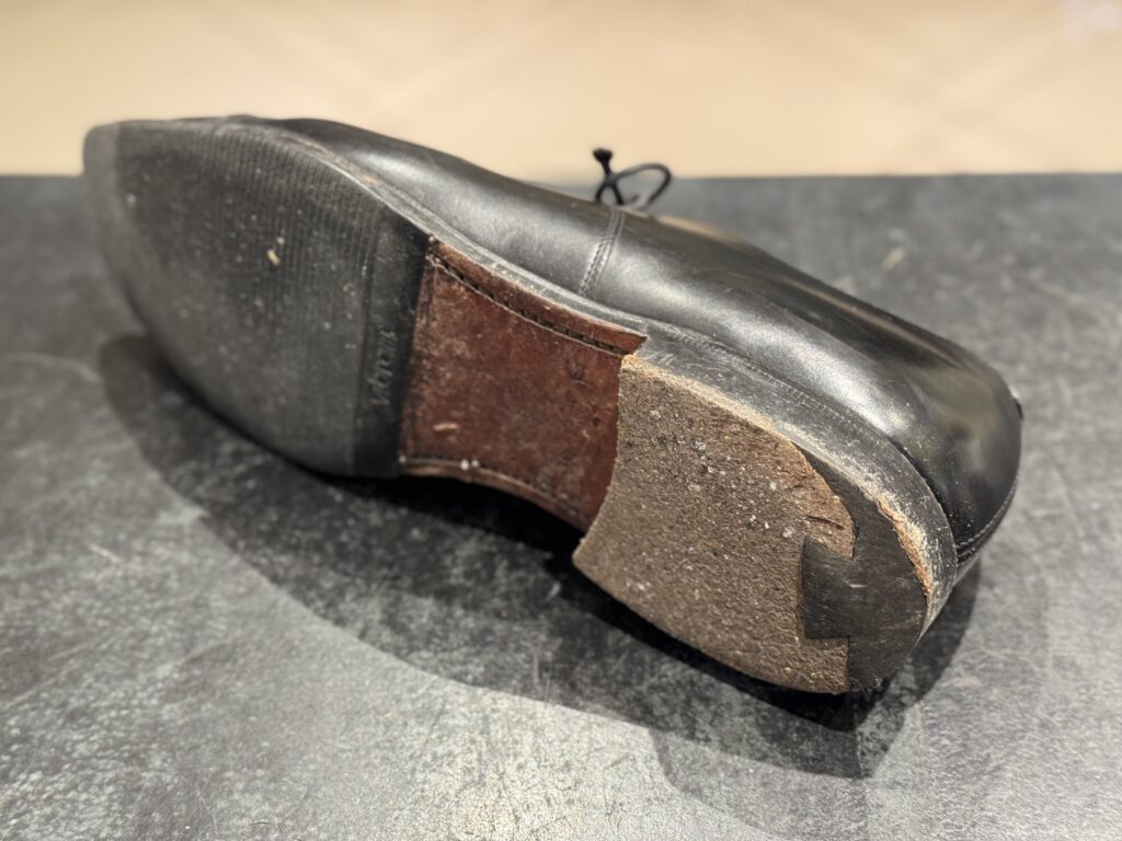 チャーチ コンサルの修理前ソール面、摩耗したトップリフトの状態