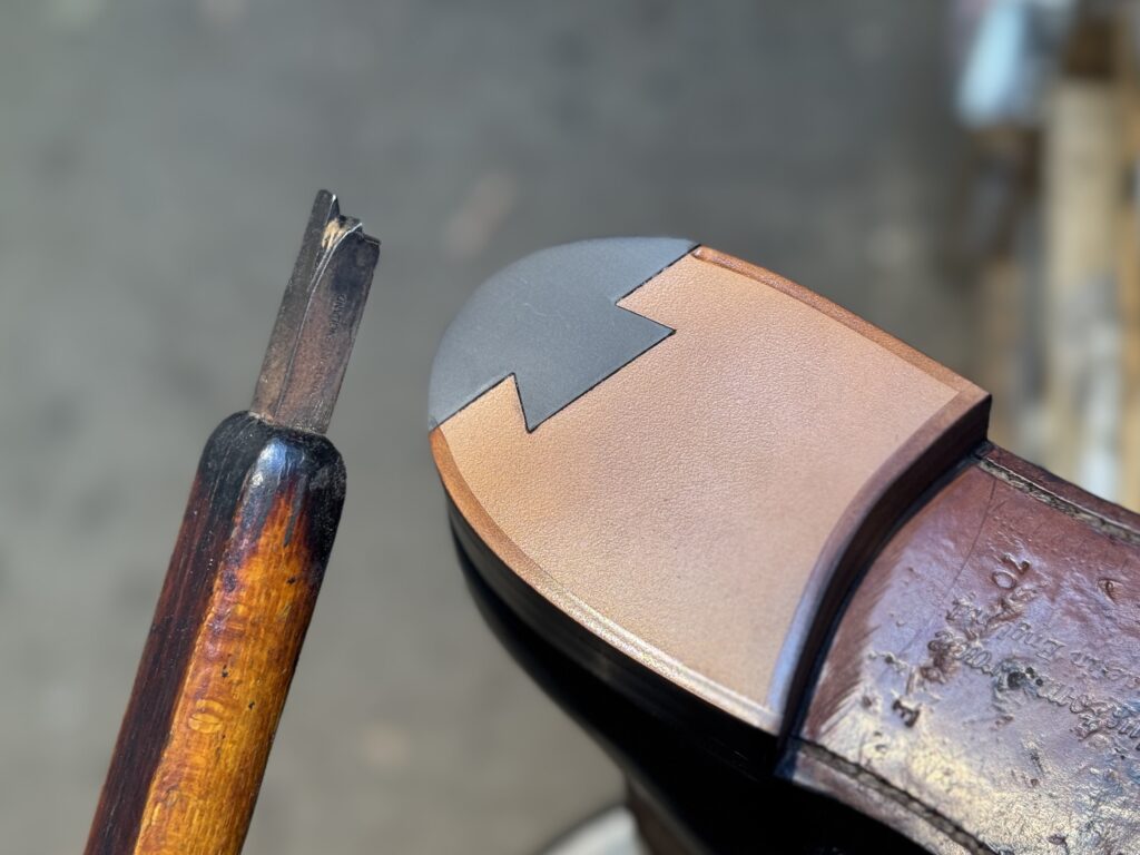 イギリス製ダヴテイルリフトを用いたレザートップリフト仕上げのコテ当て工程