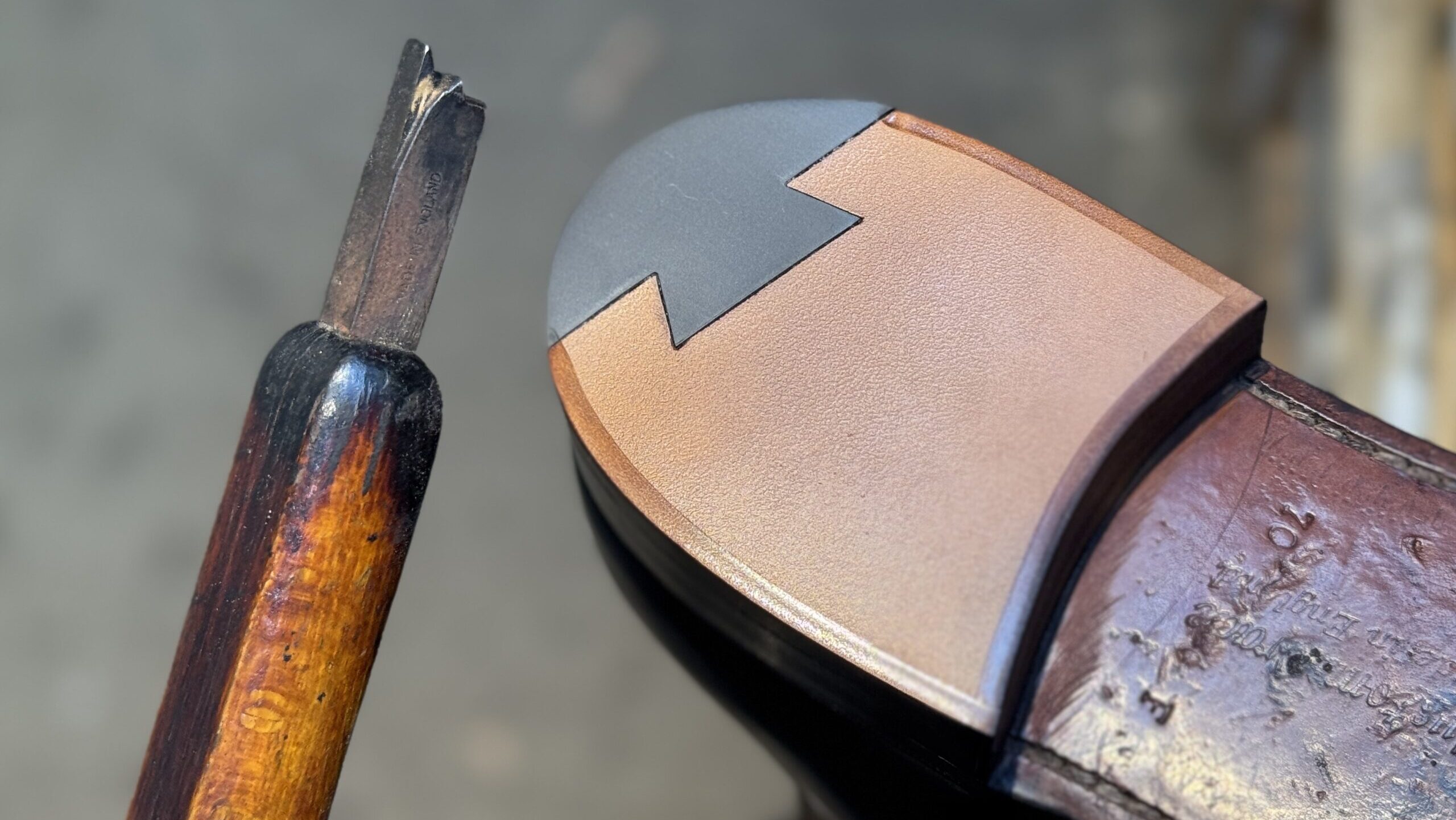 イギリス製ダヴテイルリフトを用いた、チャーチ コンサルのレザートップリフト仕上げ工程