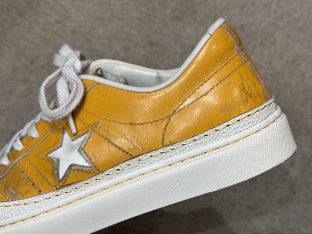ヒール周りのレザー巻きとステッチが際立つCONVERSE ワンスターのかかと部アップ