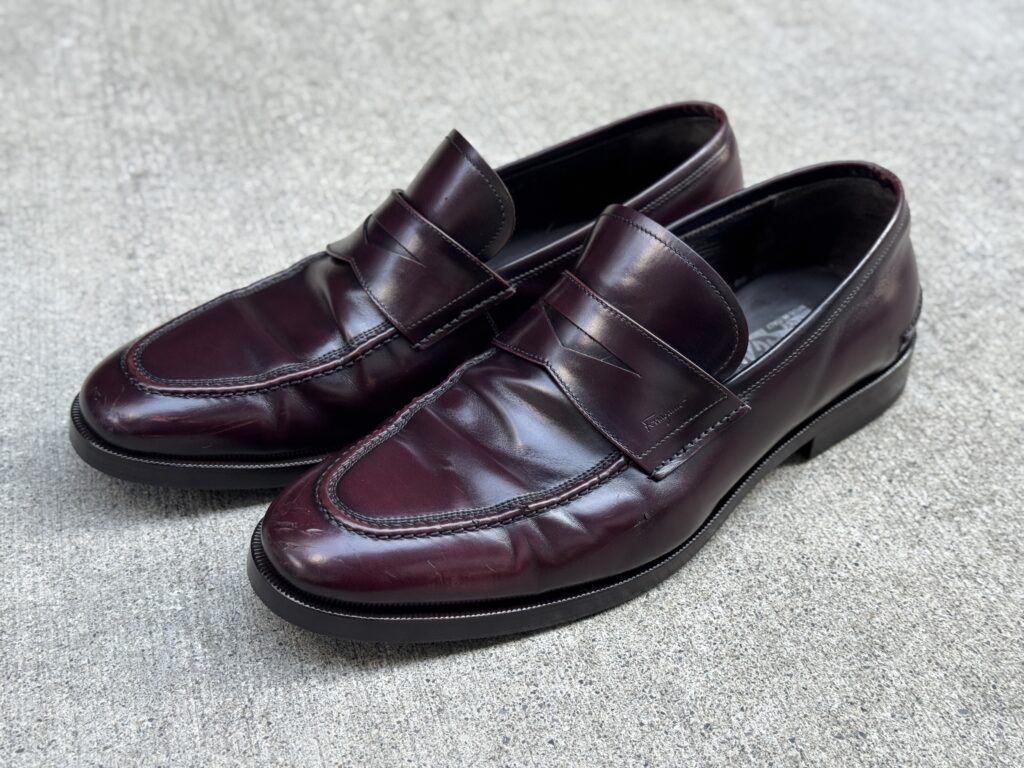 オールソール後のフェラガモローファー全体。バーガンディの艶が戻り整った仕上がり。