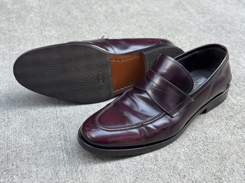 修理後の俯瞰アングル。新しいソールのパターンと仕上がりが確認できる。