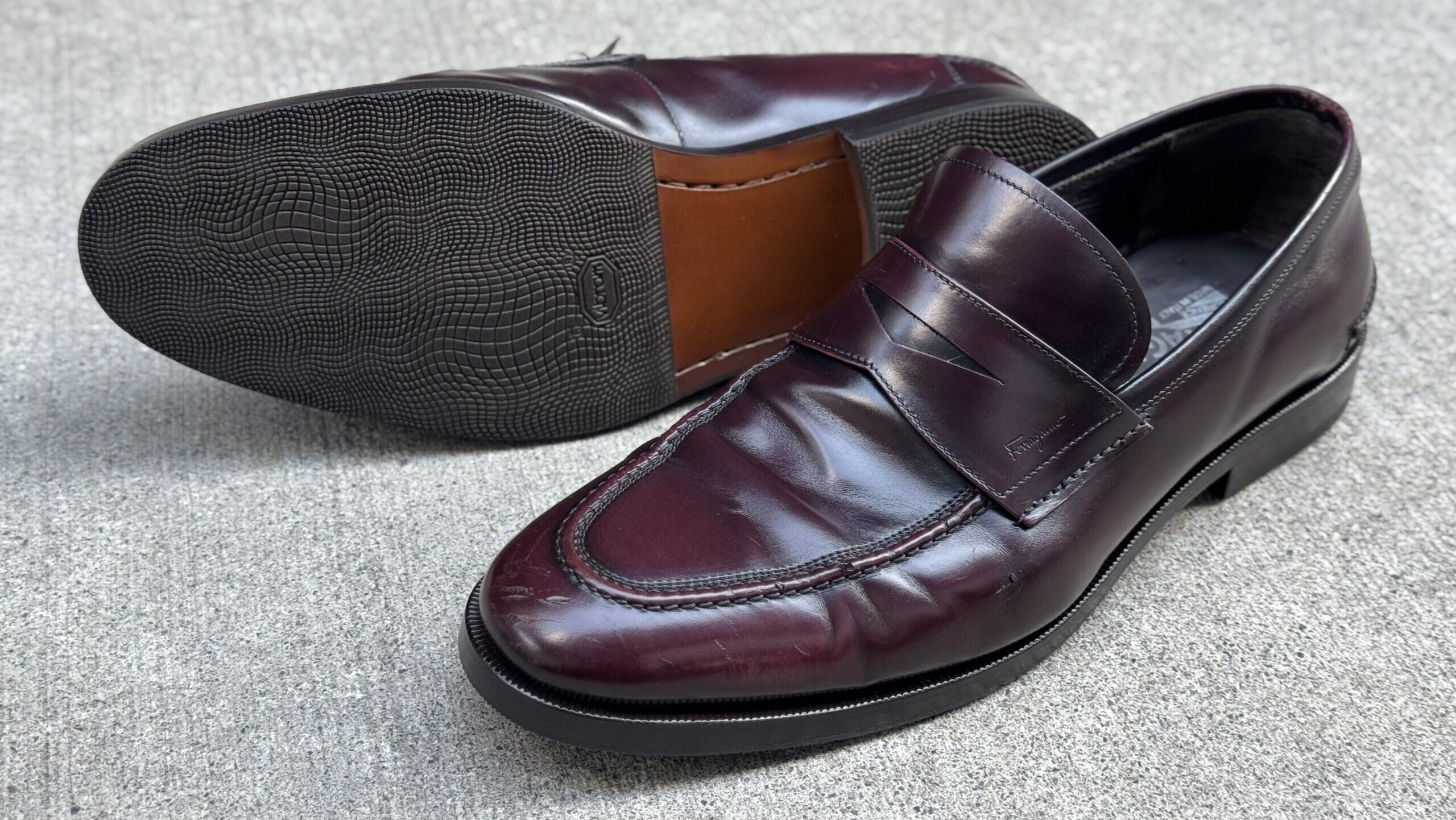 修理後の俯瞰アングル。新しいラバーソールのパターンと仕上がりが確認できる。アイキャッチ用。