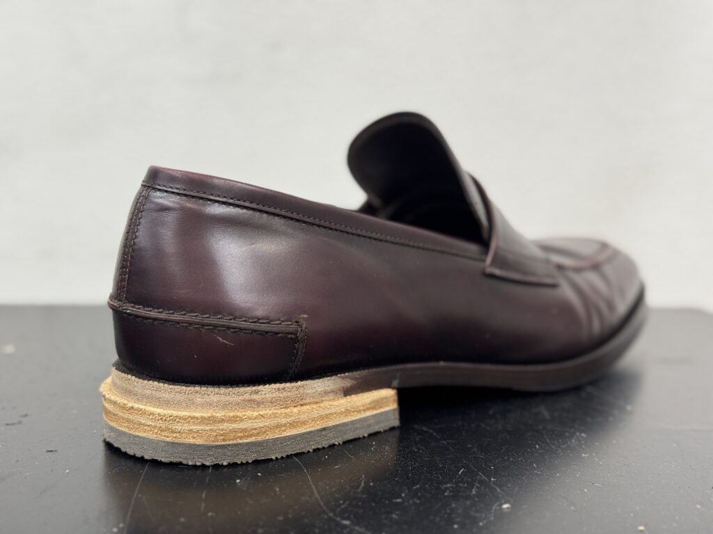 積み上げ革を重ね、ヒール形状を再構築している途中工程。