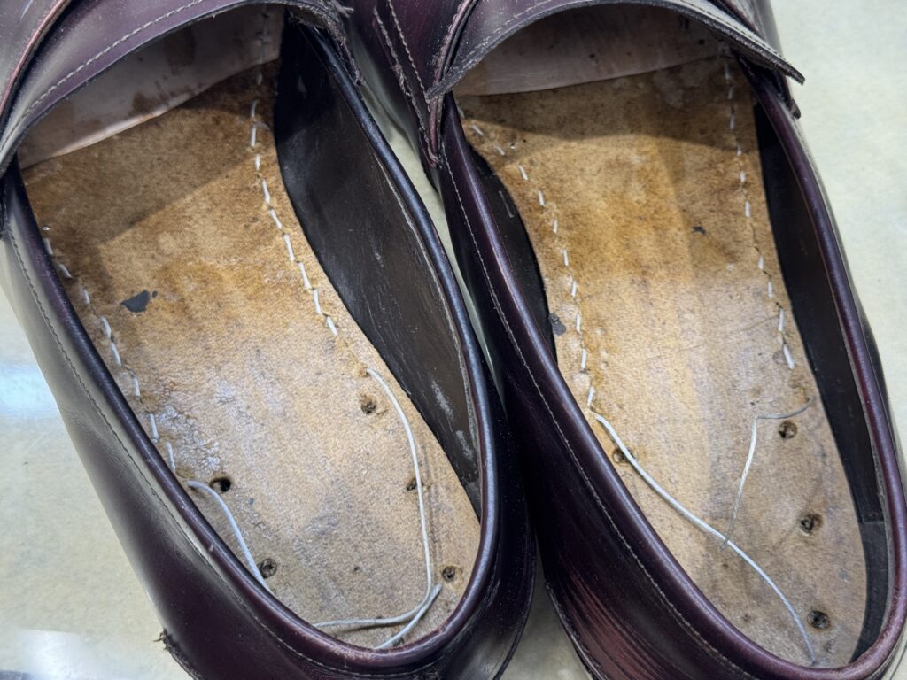 アウトソール接着後にマッケイ縫いを行った状態。中底側にステッチが確認できる。