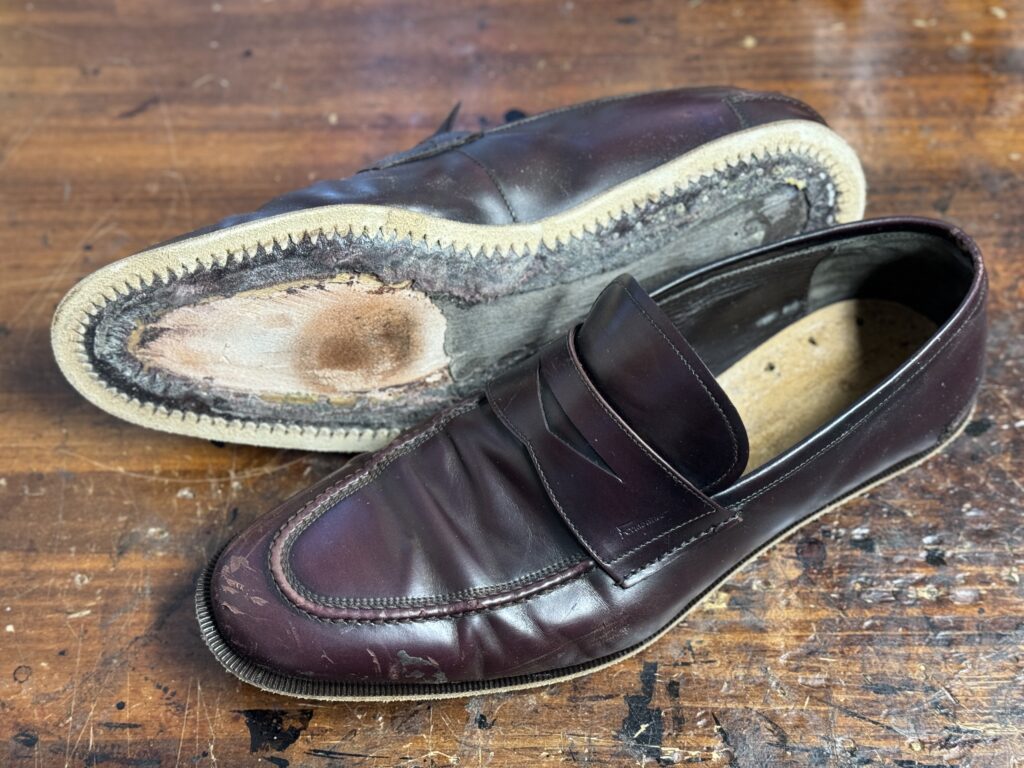 新しい押縁を取り付けた状態。アッパーとソールの境界が整えられた工程。