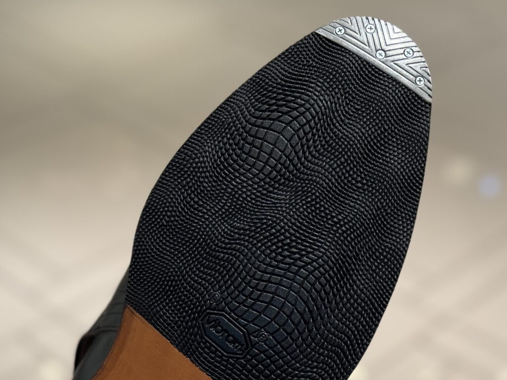 ジョンロブのアボット Vibram 2340ハーフラバーとヴィンテージスチールのディテール（つま先側アップ）